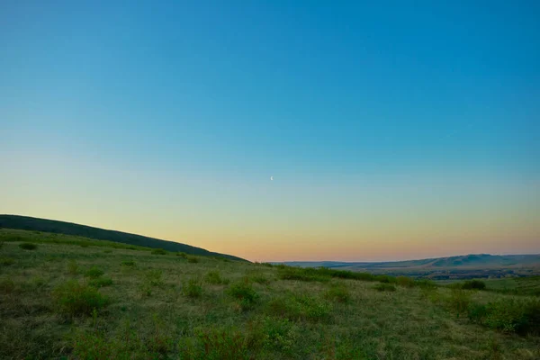 Güney Urallar 'ın bahar dağlarının manzarası güneşle aydınlanır.