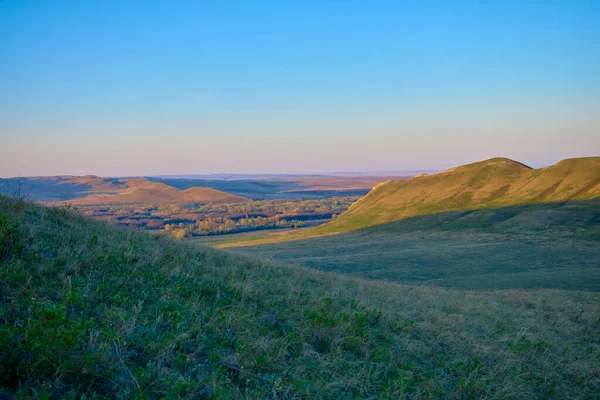 Güney Urallar 'ın bahar dağlarının manzarası güneşle aydınlanır.