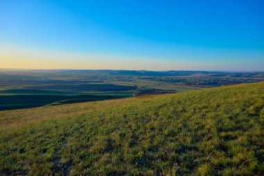 Güney Urallar 'ın bahar dağlarının manzarası güneşle aydınlanır.