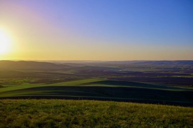 Güney Urallar 'ın bahar dağlarının manzarası güneşle aydınlanır.