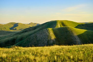 Güney Urallar 'ın bahar dağlarının manzarası güneşle aydınlanır.