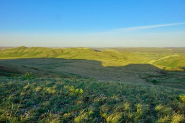 Güney Urallar 'ın bahar dağlarının manzarası güneşle aydınlanır.