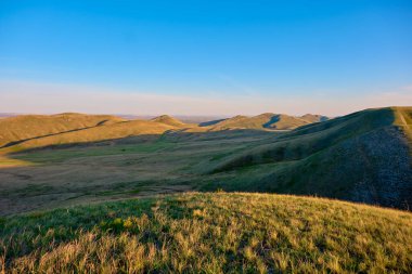 Güney Urallar 'ın bahar dağlarının manzarası güneşle aydınlanır.