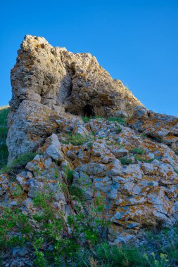 Güney Urallar 'ın bahar dağlarının manzarası güneşle aydınlanır.
