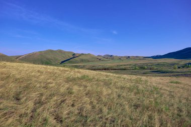 Güney Urallar 'ın bahar dağlarının manzarası güneşle aydınlanır.