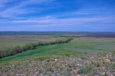 Güney Urallar 'ın bahar dağlarının manzarası güneşle aydınlanır.