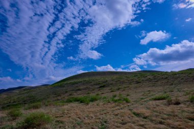 Güney Urallar 'ın bahar dağlarının manzarası güneşle aydınlanır.