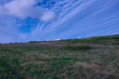 Güney Urallar 'ın bahar dağlarının manzarası güneşle aydınlanır.
