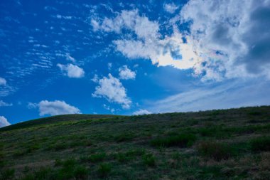 Güney Urallar 'ın bahar dağlarının manzarası güneşle aydınlanır.