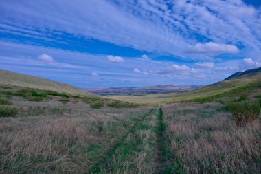 Güney Urallar 'ın bahar dağlarının manzarası güneşle aydınlanır.