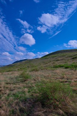 Güney Urallar 'ın bahar dağlarının manzarası güneşle aydınlanır.