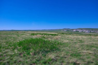 Güney Urallar 'ın bahar dağlarının manzarası güneşle aydınlanır.