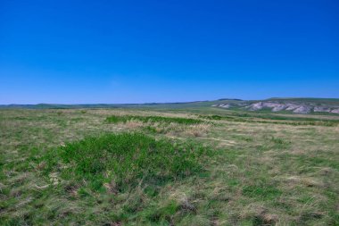 Güney Urallar 'ın bahar dağlarının manzarası güneşle aydınlanır.