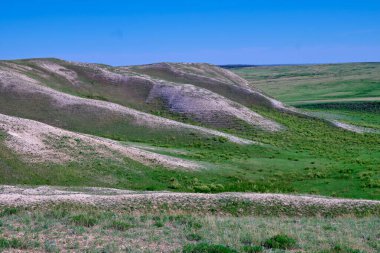Güney Urallar 'ın bahar dağlarının manzarası güneşle aydınlanır.