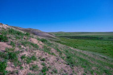 Güney Urallar 'ın bahar dağlarının manzarası güneşle aydınlanır.