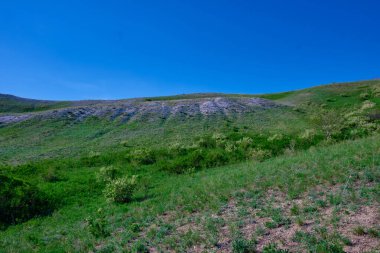 Güney Urallar 'ın bahar dağlarının manzarası güneşle aydınlanır.