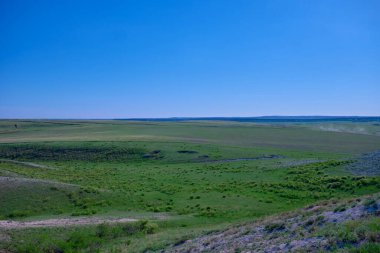Güney Urallar 'ın bahar dağlarının manzarası güneşle aydınlanır.