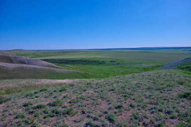 Güney Urallar 'ın bahar dağlarının manzarası güneşle aydınlanır.