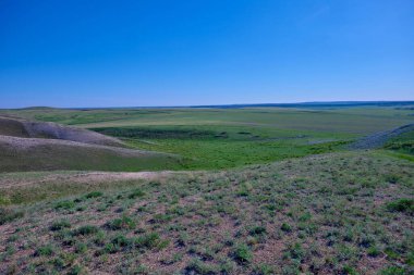 Güney Urallar 'ın bahar dağlarının manzarası güneşle aydınlanır.