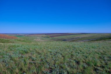 Güney Urallar 'ın bahar dağlarının manzarası güneşle aydınlanır.