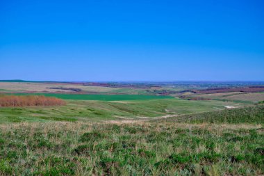 Güney Urallar 'ın bahar dağlarının manzarası güneşle aydınlanır.