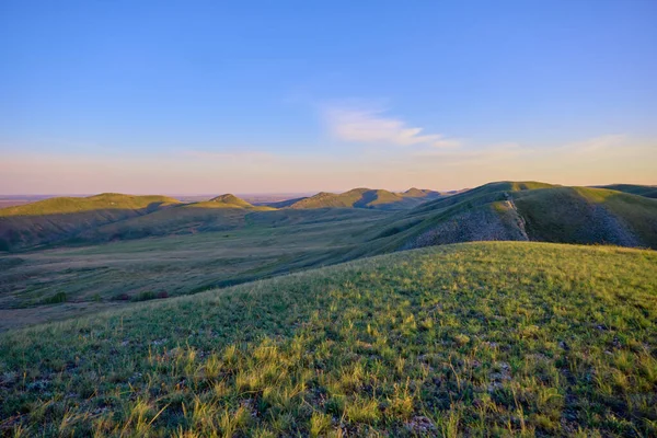 Güney Urallar 'ın bahar dağlarının manzarası güneşle aydınlanır.