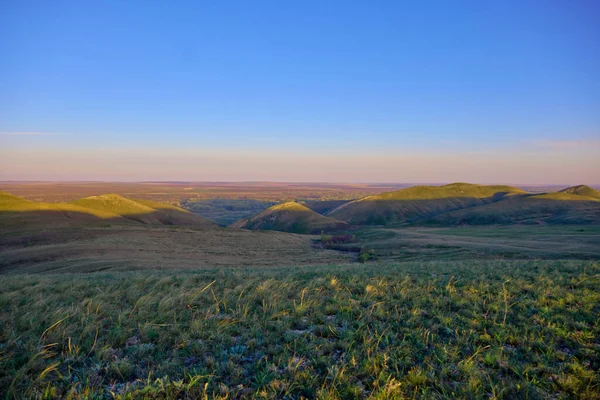 太陽に照らされた南ウラル山脈の春の山々の風景 — ストック写真