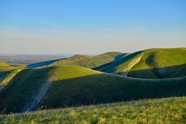 Güney Urallar 'ın bahar dağlarının manzarası güneşle aydınlanır.