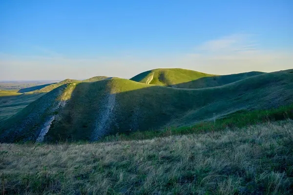 Güney Urallar 'ın bahar dağlarının manzarası güneşle aydınlanır.