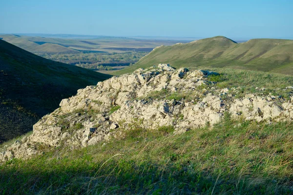 Güney Urallar 'ın bahar dağlarının manzarası güneşle aydınlanır.