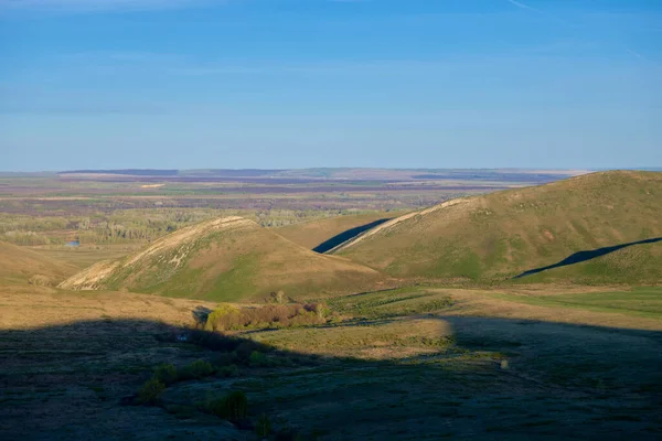 Güney Urallar 'ın bahar dağlarının manzarası güneşle aydınlanır.