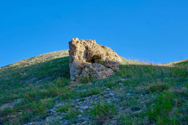Güney Urallar 'ın bahar dağlarının manzarası güneşle aydınlanır.