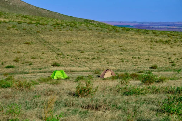 Güney Urallar 'ın bahar dağlarının manzarası güneşle aydınlanır.