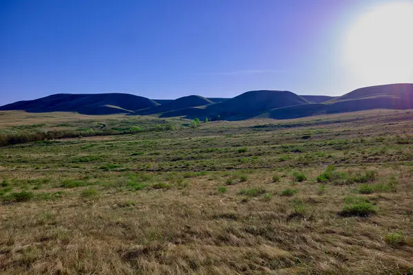 Güney Urallar 'ın bahar dağlarının manzarası güneşle aydınlanır.