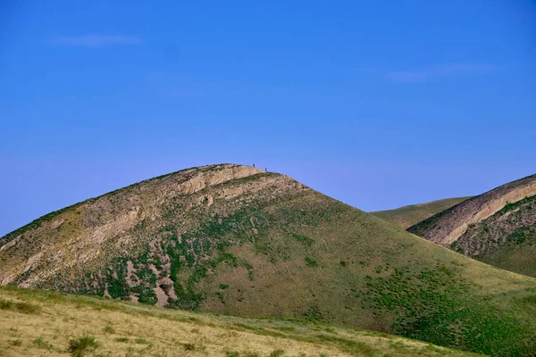 Güney Urallar 'ın bahar dağlarının manzarası güneşle aydınlanır.