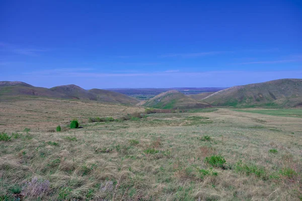 Güney Urallar 'ın bahar dağlarının manzarası güneşle aydınlanır.