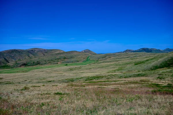 Güney Urallar 'ın bahar dağlarının manzarası güneşle aydınlanır.