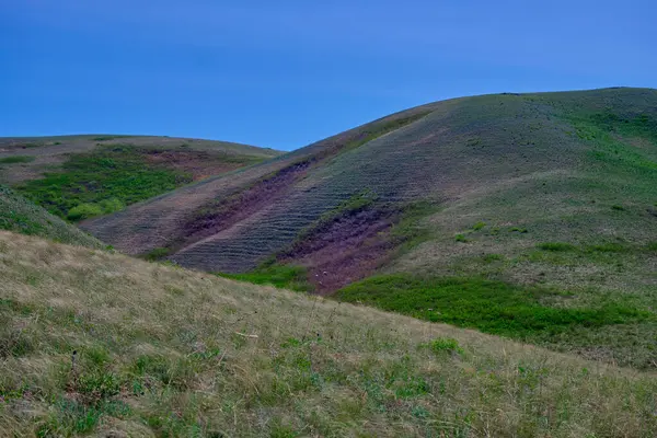 Güney Urallar 'ın bahar dağlarının manzarası güneşle aydınlanır.