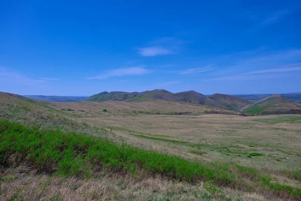 Güney Urallar 'ın bahar dağlarının manzarası güneşle aydınlanır.
