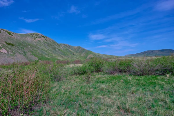 Güney Urallar 'ın bahar dağlarının manzarası güneşle aydınlanır.