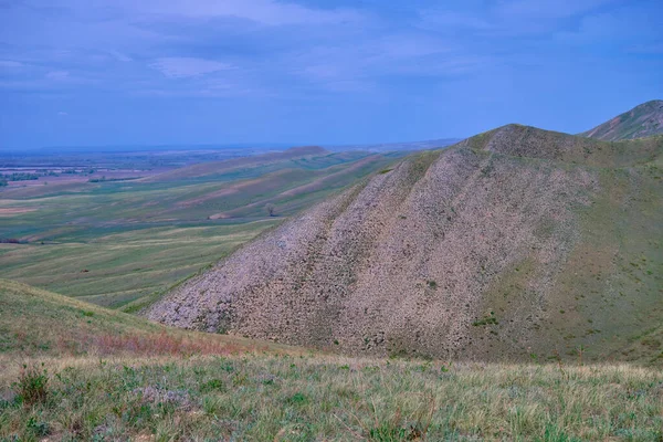 Güney Urallar 'ın bahar dağlarının manzarası güneşle aydınlanır.
