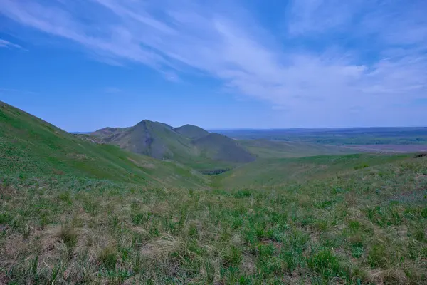Güney Urallar 'ın bahar dağlarının manzarası güneşle aydınlanır.
