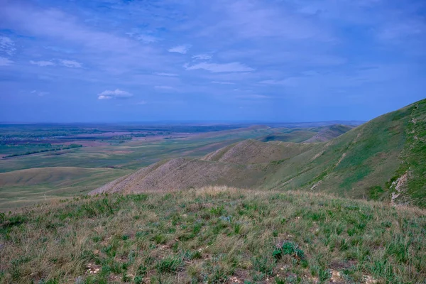 Güney Urallar 'ın bahar dağlarının manzarası güneşle aydınlanır.