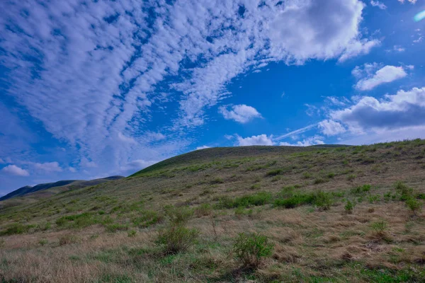 Güney Urallar 'ın bahar dağlarının manzarası güneşle aydınlanır.