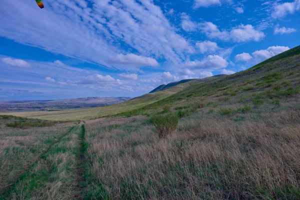 Güney Urallar 'ın bahar dağlarının manzarası güneşle aydınlanır.