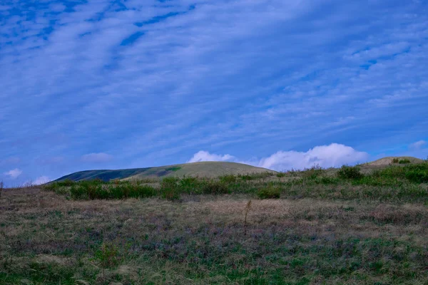 Güney Urallar 'ın bahar dağlarının manzarası güneşle aydınlanır.