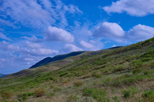 Güney Urallar 'ın bahar dağlarının manzarası güneşle aydınlanır.