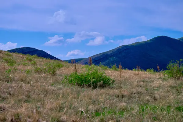 Güney Urallar 'ın bahar dağlarının manzarası güneşle aydınlanır.