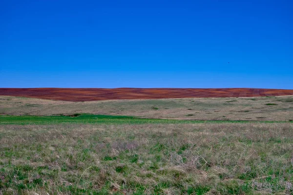 Güney Urallar 'ın bahar dağlarının manzarası güneşle aydınlanır.