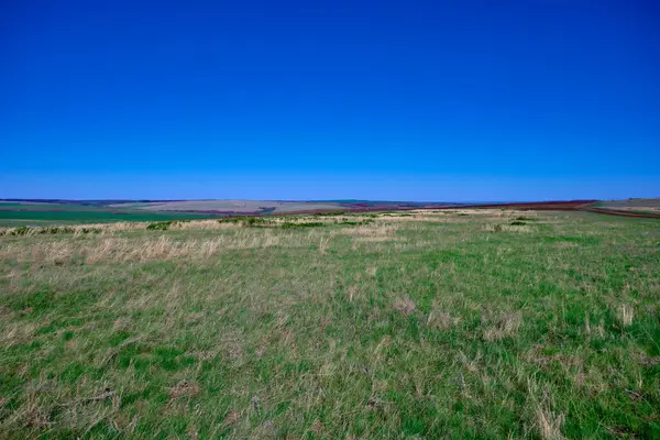 Güney Urallar 'ın bahar dağlarının manzarası güneşle aydınlanır.